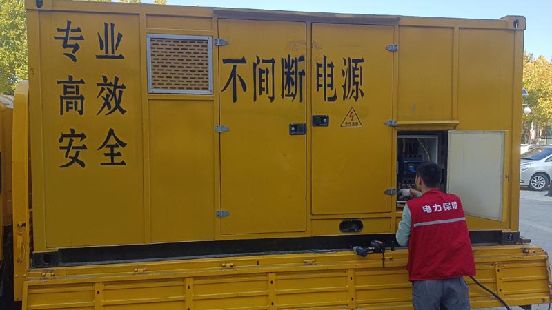 梅列柴油发电机组和UPS电源配合使用时，如何避免切换过程中的电力中断？